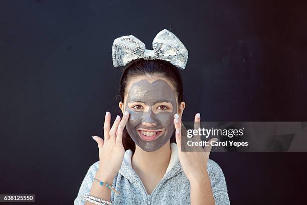 teen applying chocolate facial beauty mask - fango stock-fotos und bilder
