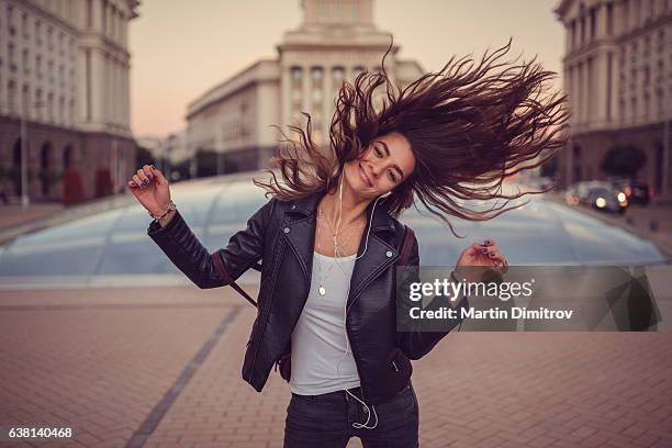 girl enjoying the music - stylish woman streets europe cellphone stockfoto's en -beelden