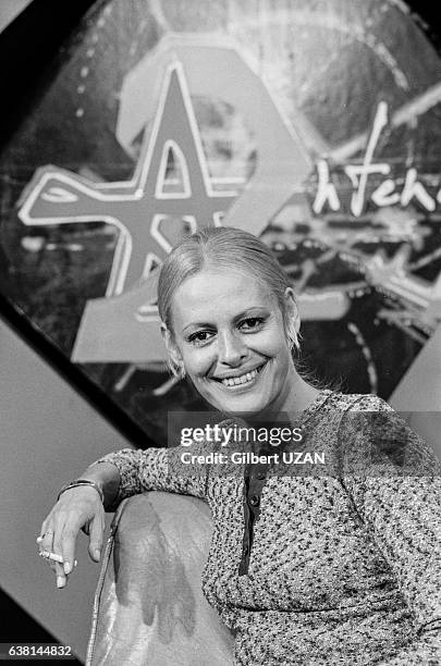 Hélène Vida, 1ère femme à présenter le journal de 20 H, sur le plateau d'Antenne 2 à Paris, France, le 9 juin 1976.