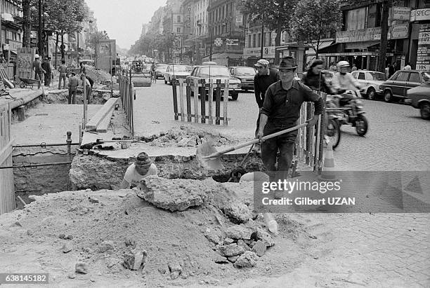 Ouvriers creusant une tranchée dans une rue de Paris, France, en mai 1976.