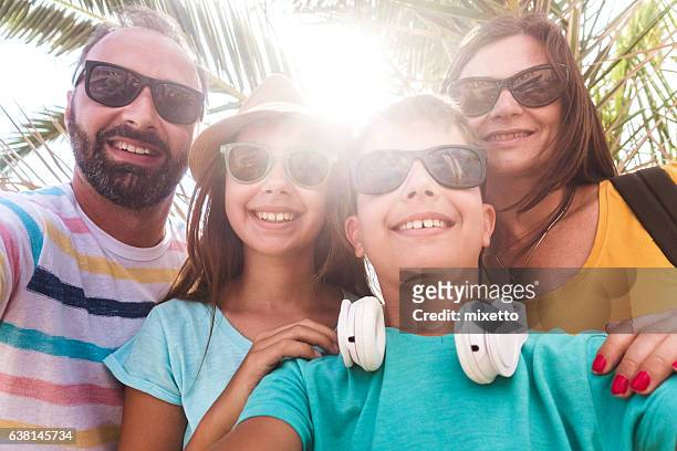 familie sommer selfie - eltern sonnenbrille sonne lachen stock-fotos und bilder