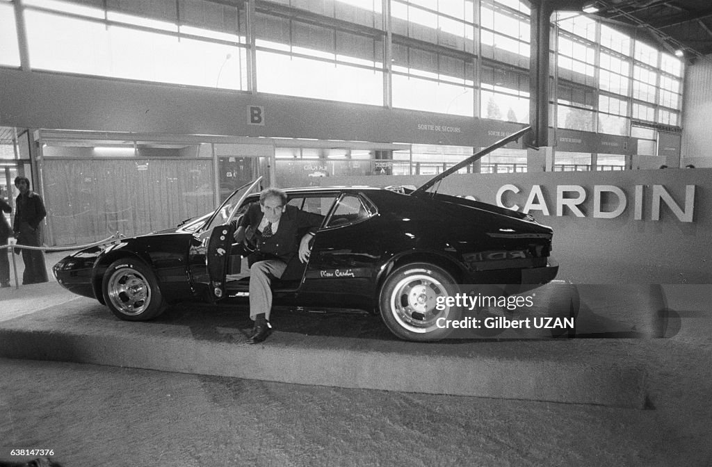 Pierre Cardin au 69ème Salon de l'Auto à Paris en 1975