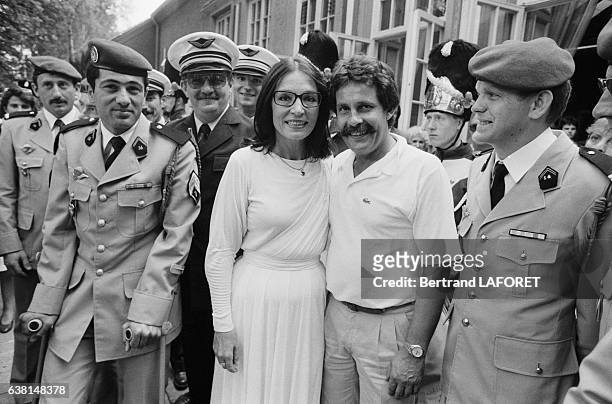 Nana Mouskouri, en uniforme, est allée chanter devant les troupes françaises à Berlin-Ouest, Allemagne, le 14 juillet 1982.