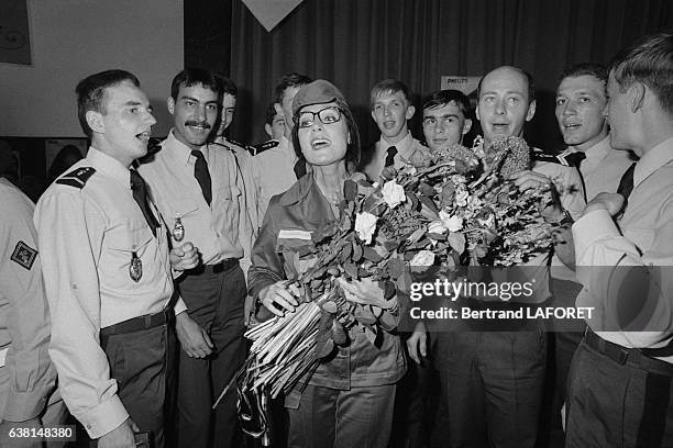 Nana Mouskouri, en uniforme, est allée chanter devant les troupes françaises à Berlin-Ouest, Allemagne, le 14 juillet 1982.