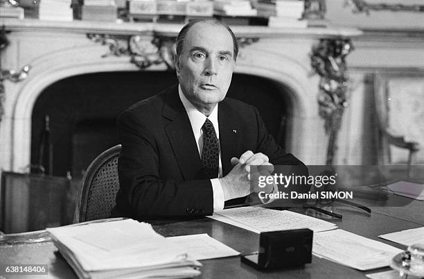 François Mitterrand à son bureau au Palais de l'Elysée lors d'une intervention télévisée à Paris, France, le 17 août 1982.