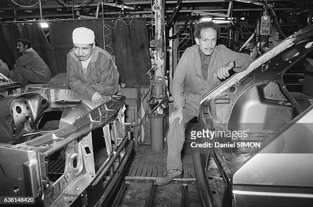 Ouvriers en grève à l'usine Talbot-Peugeot de Poissy en France, le 7 septembre 1982.