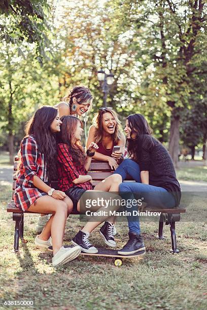 group of friends spending time together - chatting park stockfoto's en -beelden