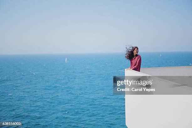young in front of the sea.atlantic ocean.copy space - rotskust stockfoto's en -beelden