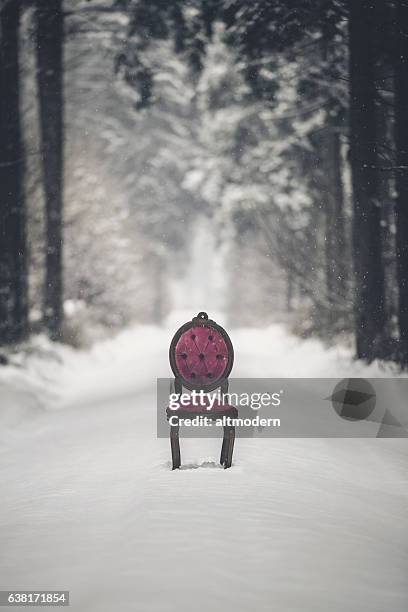 scène msystique avec chaise rouge dans une forêt d’hiver - fantasy forrest photos et images de collection