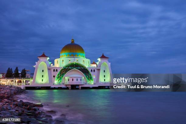 malaysia, malacca, selat melaka mosque - masjid selat melaka stock pictures, royalty-free photos & images