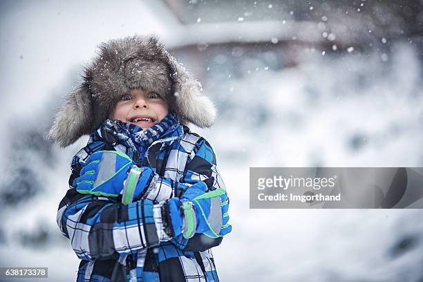 portrait d’hiver d’un petit garçon par une journée glaciale - froid photos et images de collection