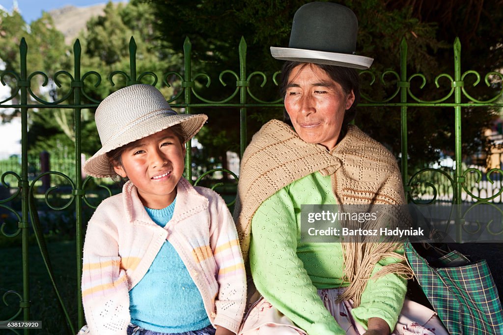 Bolivianische Frau mit ihrer Tochter in-Kleidung, Copacabana