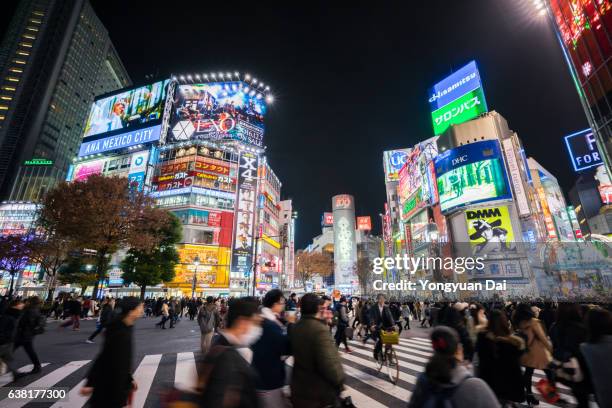 shibuya crossing at night - shibuya crossing photos et images de collection