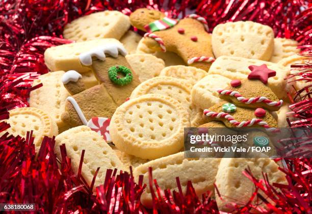 festive christmas shortbread biscuits - shortbread stock-fotos und bilder