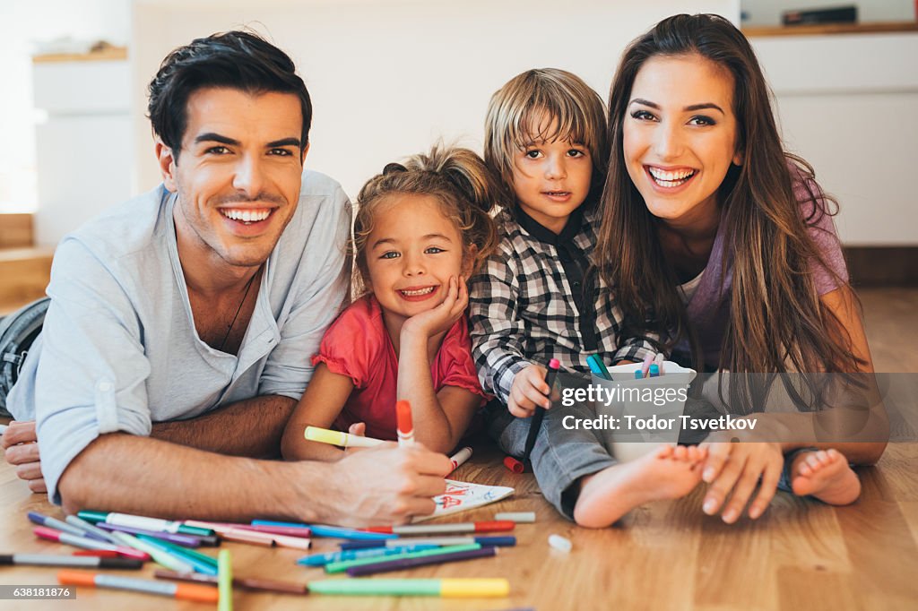 Junge glückliche Familie Zeichnung