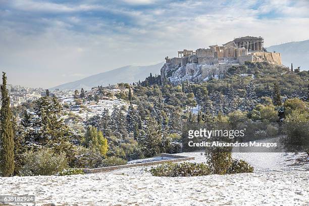 acropolis covered in snow after rare snowfall athens, greece - winter wonder land stockfoto's en -beelden