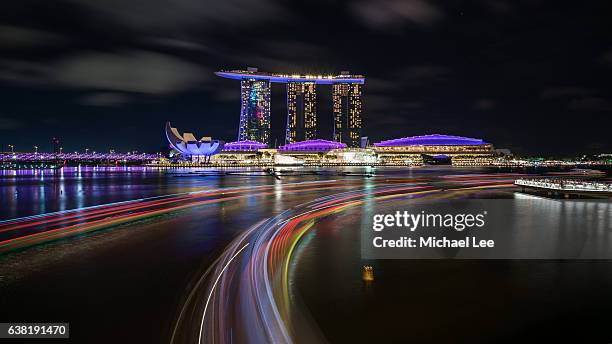 marina bay boat trails - singapore - marina bay sands stockfoto's en -beelden