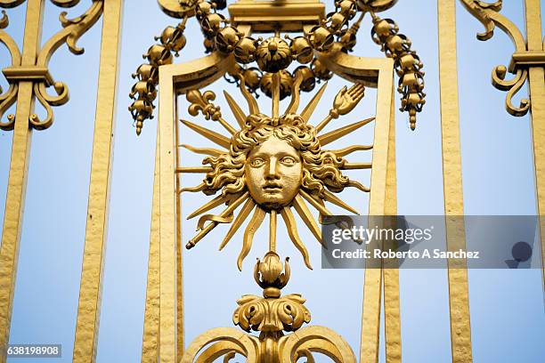 ornamenti in oro versailles - reggia di versailles foto e immagini stock