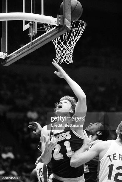 John Neumann of Los Angeles Lakers in action against New York Nets.