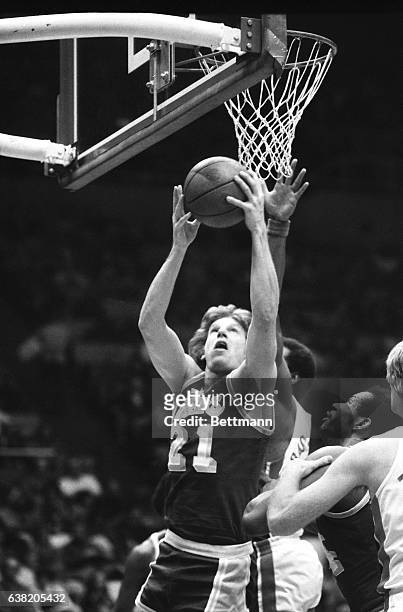 John Neumann of Los Angeles Lakers in action against New York Nets.