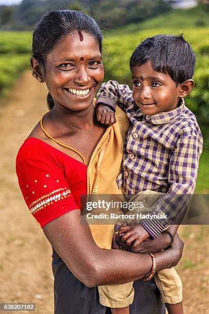 ポートレートのスリランカ母と彼女の子 - tamil ストックフォトと画像