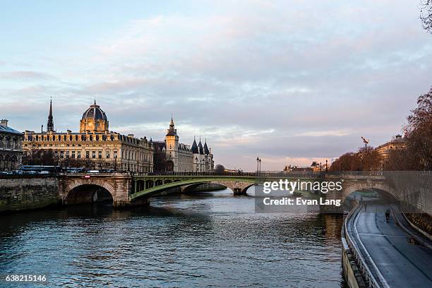 île saint-louis, paris - paris romantique stock pictures, royalty-free photos & images