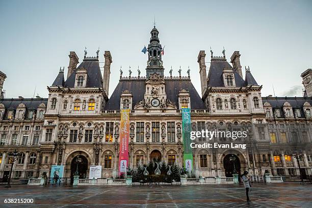 hôtel de ville, paris - paris romantique stock pictures, royalty-free photos & images