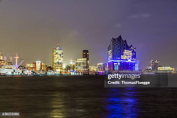 edificio iluminado elbphilharmonie por la noche en hamburg-hafencity en hamburgo - lichtquelle fotografías e imágenes de stock