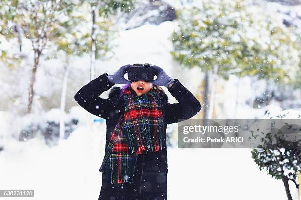 young woman using a virtual reality glasses on winter - hands free apparaat stockfoto's en -beelden