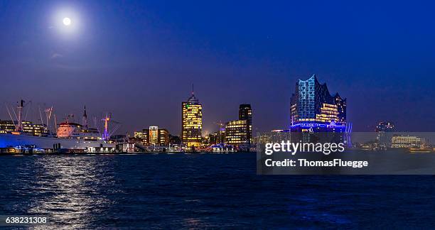 edificio iluminado elbphilharmonie por la noche en hamburg-hafencity - lichtquelle fotografías e imágenes de stock