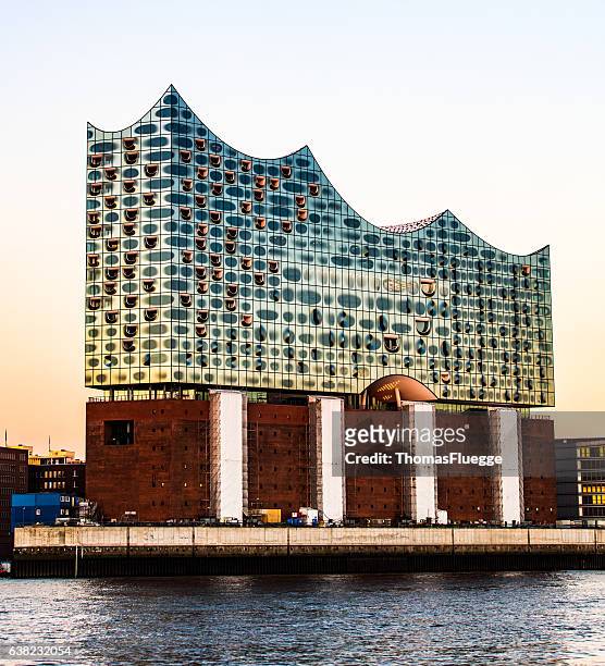 river and elbphilharmonie at sunset in hamburg - lichtquelle stock pictures, royalty-free photos & images