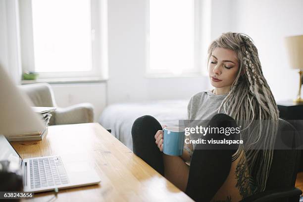 frau genießt ihren morgenkaffee - grey hair cool woman stock-fotos und bilder