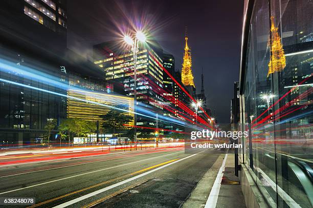 city street showing traffic flow lines with long exposure - sao paolo stockfoto's en -beelden