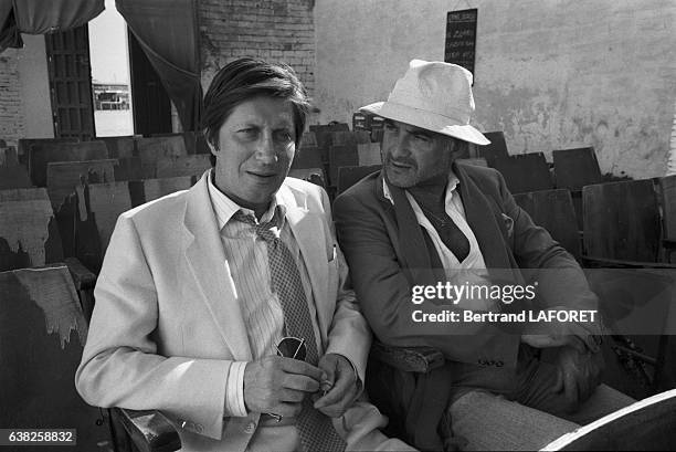 Jean-Claude Brialy et Jacques Dutronc sur le tournage du film 'Sarah' réalisé par Maurice Dugowson à Séville, Espagne, en novembre 1982.