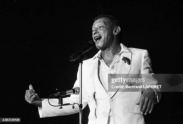 Henri Salvador en concert Porte de Pantin à Paris, France, en novembre 1982.