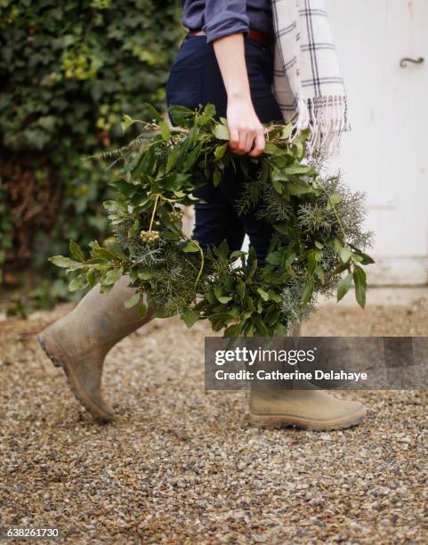 christmas still life, a crown in the hands of a woman - green shoes stockfoto's en -beelden