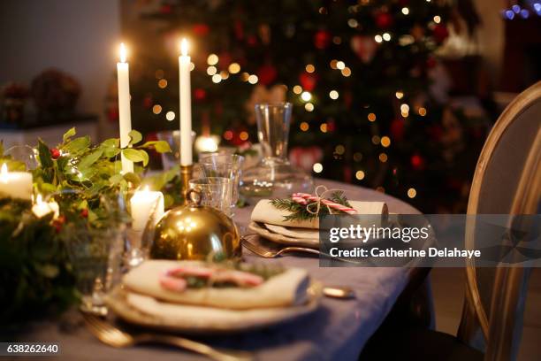 christmas still life, table set - weihnachtstisch stock-fotos und bilder