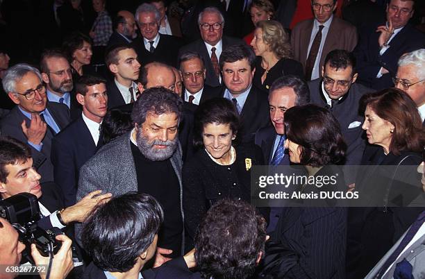 Leah Rabin, veuve de l'ancien Premier ministre israélien assassiné Yitzhak Rabin, entourée par la foule et ses gardes du corps lors de sa visite au...