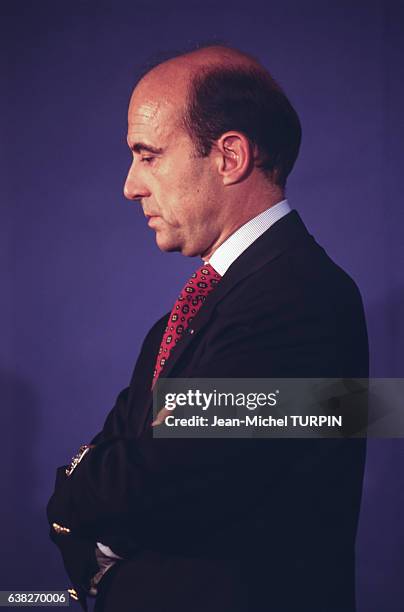 Alain Juppé de profil les bras croisés le 10 octobre 1996 à Reims, France.