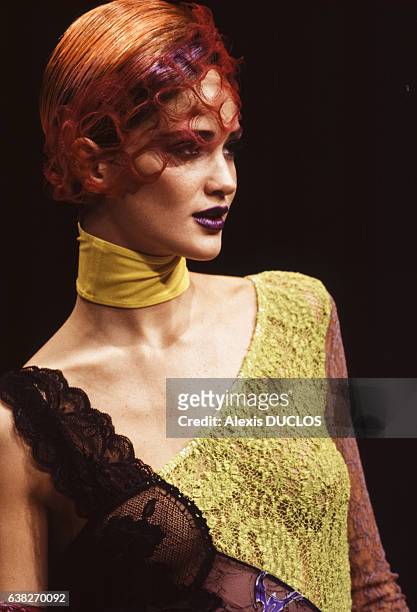 Le top model Ines Rivero pendant le défilé Christian Lacroix lors des présentations de mode Prêt-à-Porter Automne/Hiver 1997/1998 en mars 1997 à...