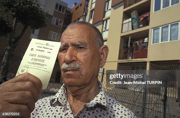 Harki montrant sa carte d'identité le 25 juin 1991 à Narbonne, France.