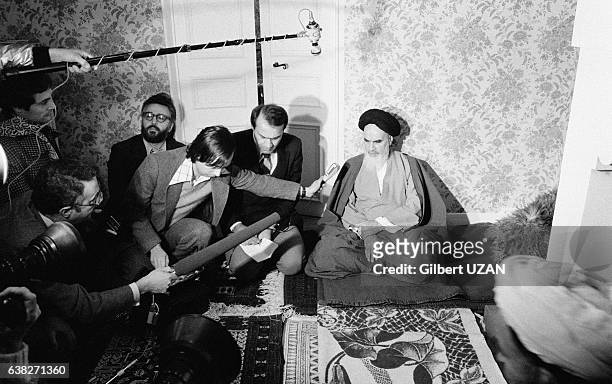 Ayatollah Khomeini rencontre des journalistes à Pontchartrain, France, le 6 novembre 1978.