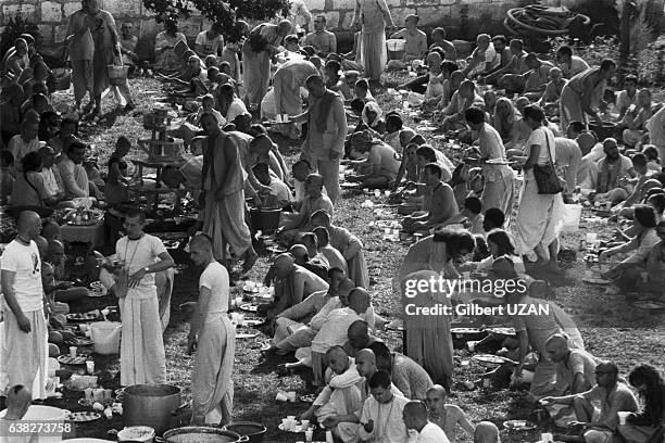 Cérémonie religieuse des Hare Krishna, devant le fondateur du mouvement Krishna Swami Prabhupada en juillet 1979 à Valencay, France.