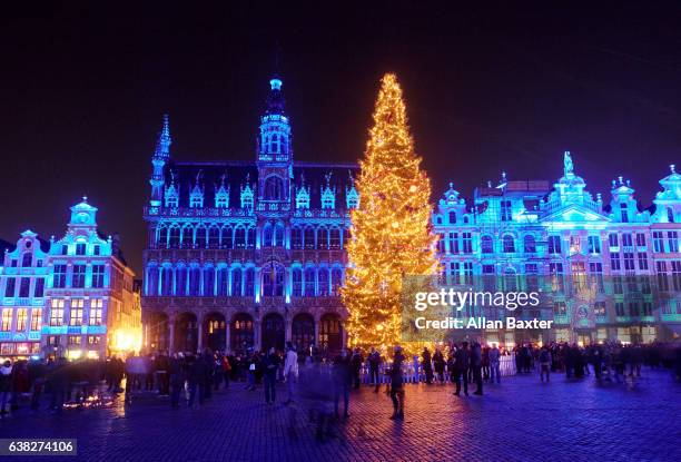 grand place in brussels with christmas tree - national day of belgium 2016 foto e immagini stock