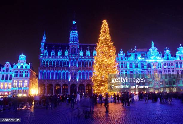 grand place in brussels with christmas tree - national day of belgium 2016 imagens e fotografias de stock