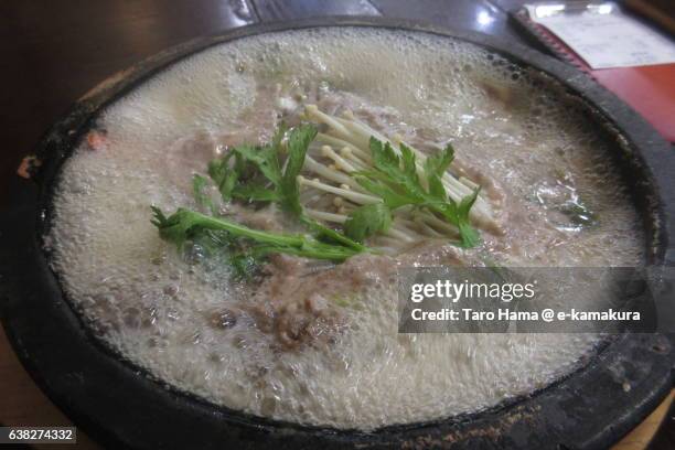 samgyetang, local food in korea - samgyetang stock-fotos und bilder