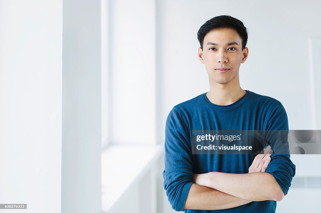 Joven hombre asiático