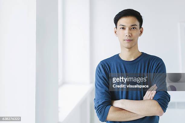 giovane uomo asiatico - mezzo busto foto e immagini stock