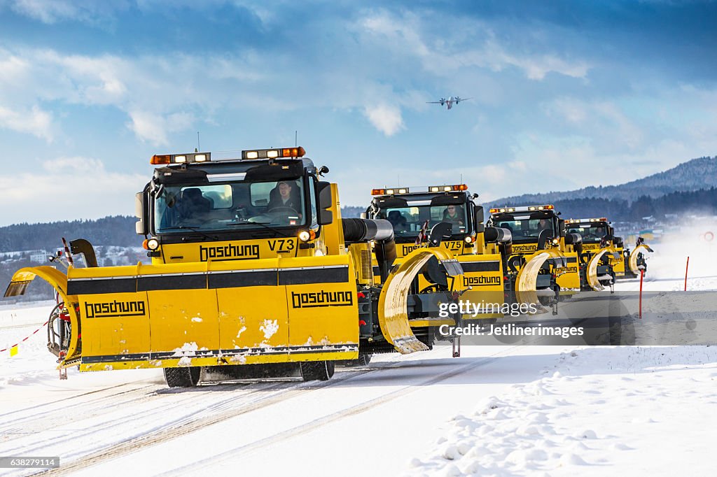 Schneeräumfahrzeuge Am Flughafen Stock-Foto - Getty Images