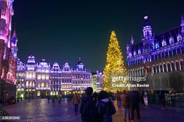 grand place in brussels with christmas tree - national day of belgium 2016 imagens e fotografias de stock